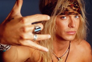 Bret Micheals Rockin' some silver jewelry