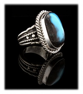 Pictured here is a beautiful Classic Southwestern Style handmade Deep Bisbee Ribbon Turquoise and Silver Ring