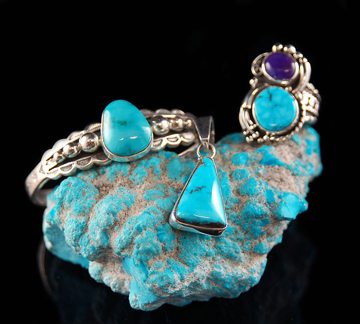 Arizona Turquoise Jewelry and rough turquoise cologe Arizona Turquoise jewelry on rough turquoise